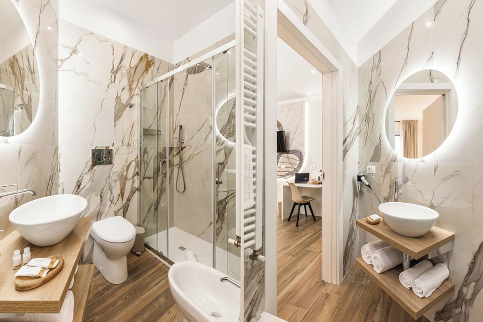 Superior Double Room, Balcony, City View | Bathroom | Shower, hair dryer, bidet, towels