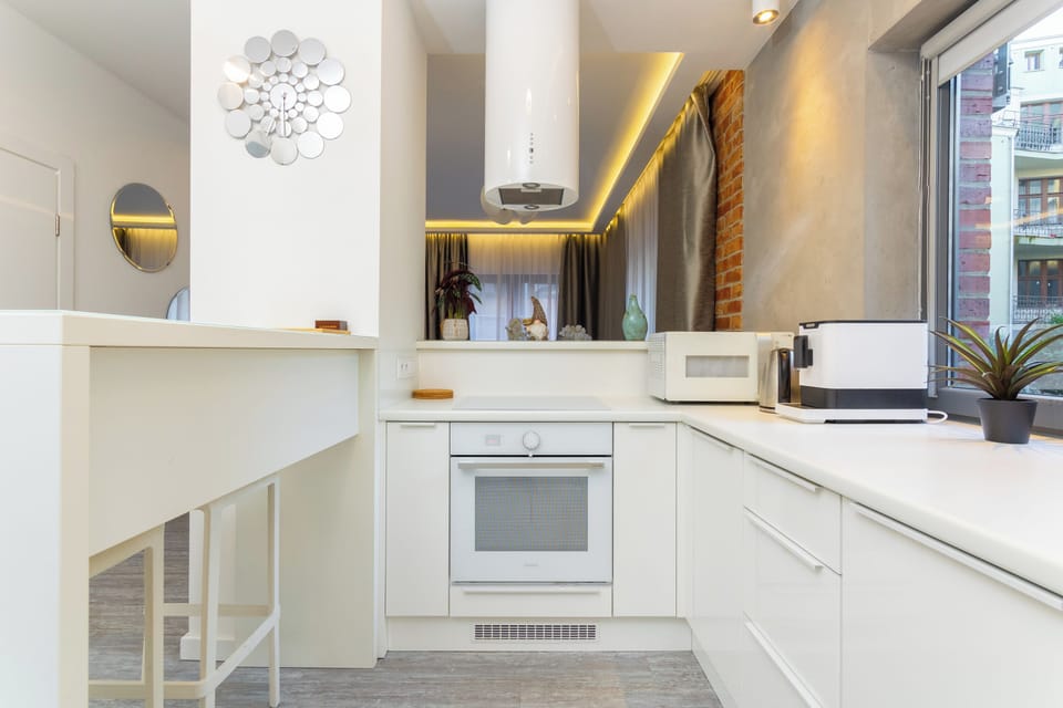 Apartament (2) | Private kitchen | Fridge, stovetop, electric kettle, cookware/dishes/utensils