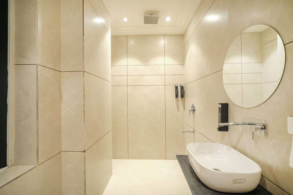 Superior Room | Bathroom | Shower, towels, soap, shampoo