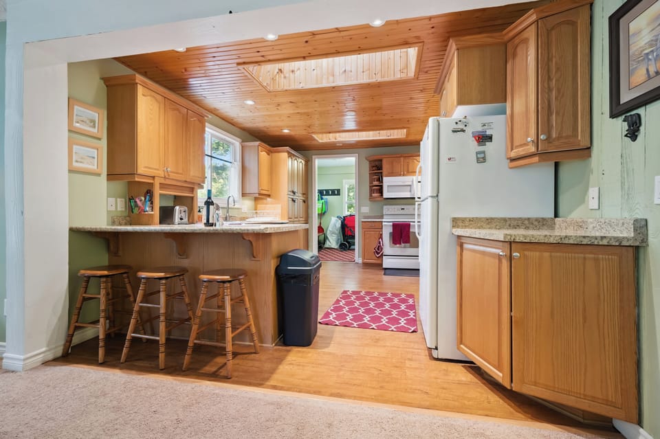The fully equipped kitchen offers everything you need for preparing family meals and vacation favourites.