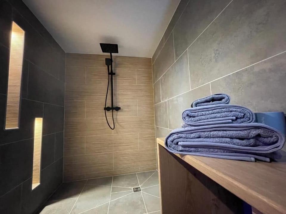 Deluxe Room, Garden View | Bathroom | Free toiletries, hair dryer, towels, soap