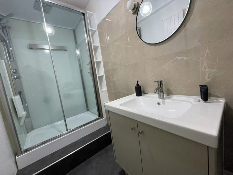 Deluxe Room, Garden View | Bathroom | Free toiletries, hair dryer, towels, soap