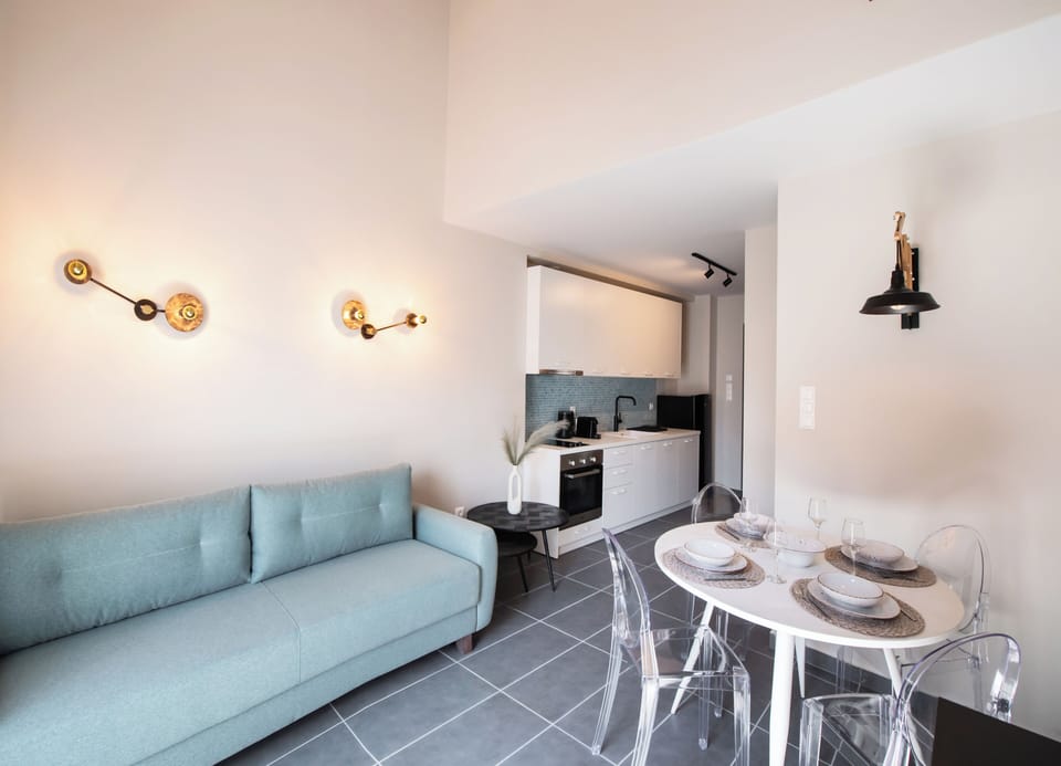 Classic Duplex, City View | Living area
