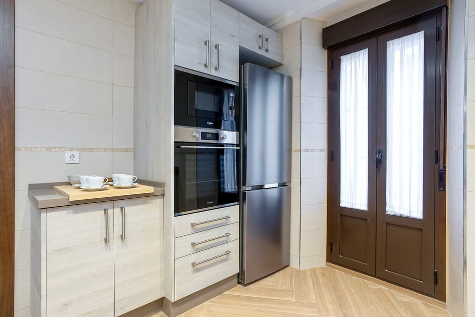 Apartment (5 Bedrooms) | Private kitchen | Full-size fridge, microwave, oven, stovetop