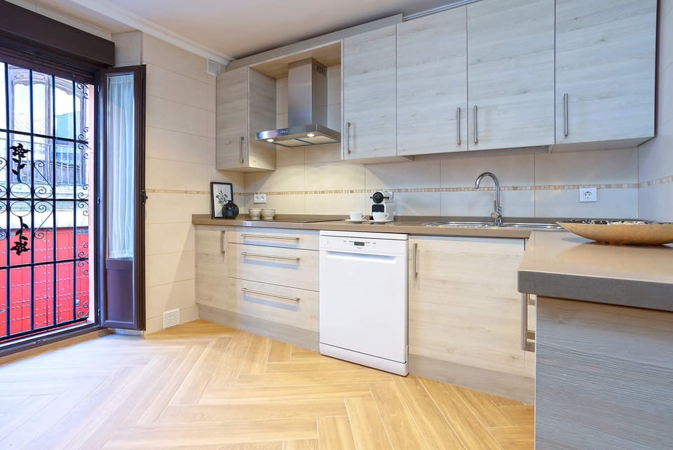 Apartment (5 Bedrooms) | Private kitchen | Full-size fridge, microwave, oven, stovetop