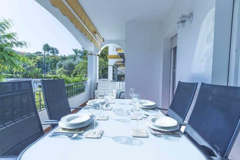 terraza comedor con orientación al Oeste con sol de tarde y vistas al jardín