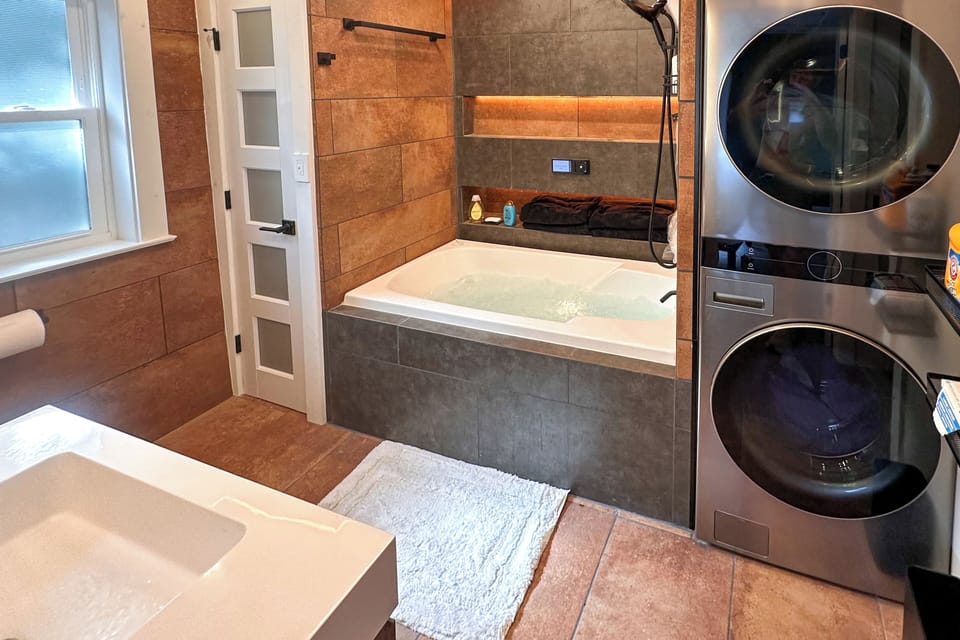 Private Dock & Bar: Pet-friendly Lake Ozark Home Cottage in Lake of the Ozarks