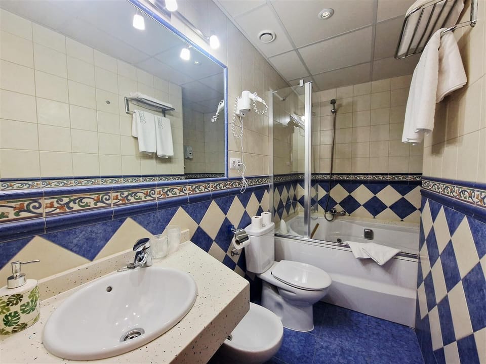 Deluxe Suite, Sea View | Bathroom | Hair dryer, towels, soap, shampoo