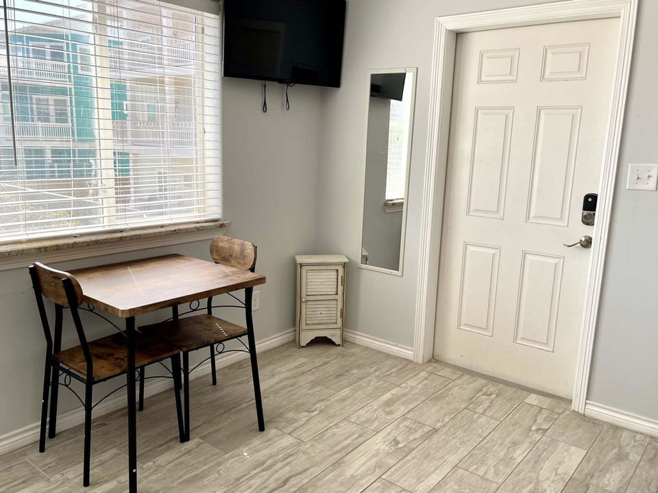 Condo, 2 Bedrooms | Dining