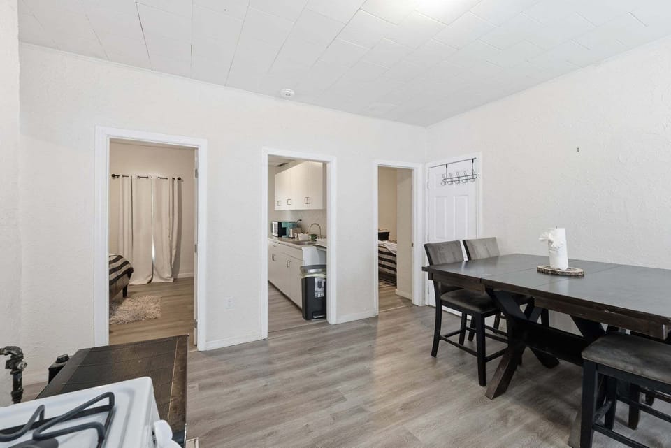 Apartment, 2 Bedrooms | Dining