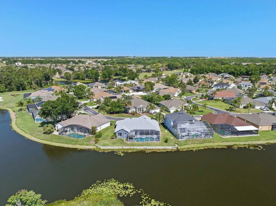 Peaceful Lakefront Neighborhood
