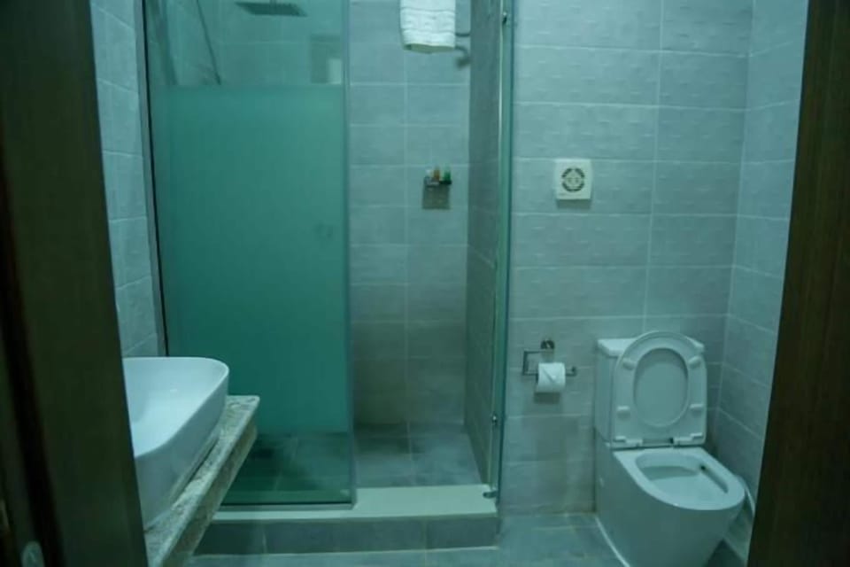 Standard Room | Bathroom | Shower, free toiletries, towels, soap