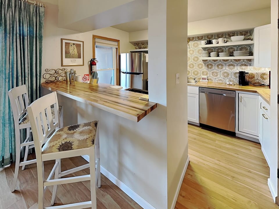 Full Kitchen - Countertop Seating For 2