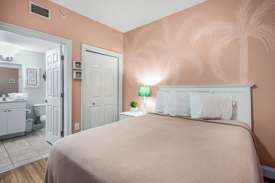 2nd Bedroom with Queen Bed