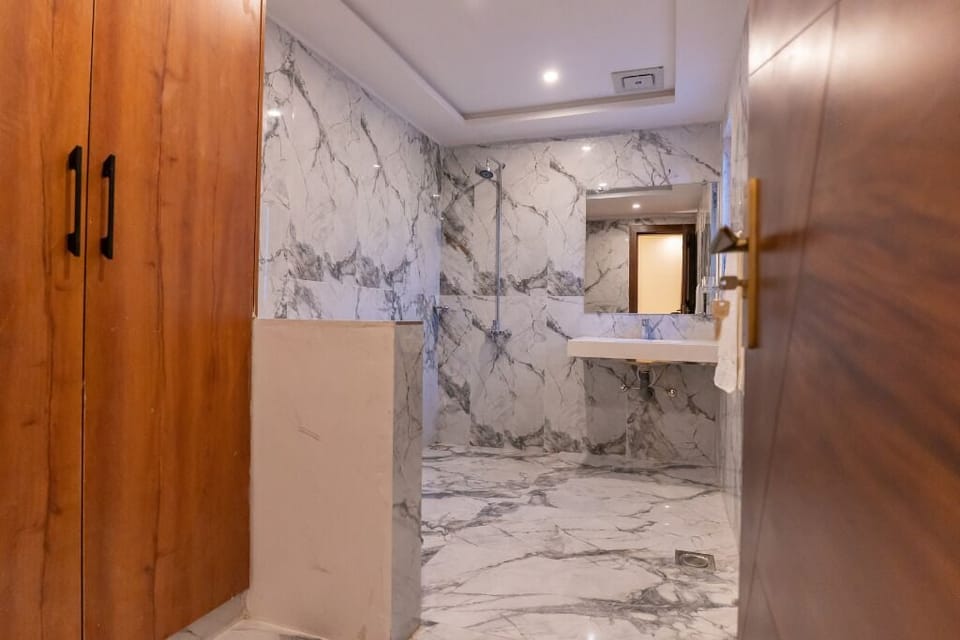 Cottage, Balcony, Hill View | Bathroom | Shower, soap, shampoo, toilet paper
