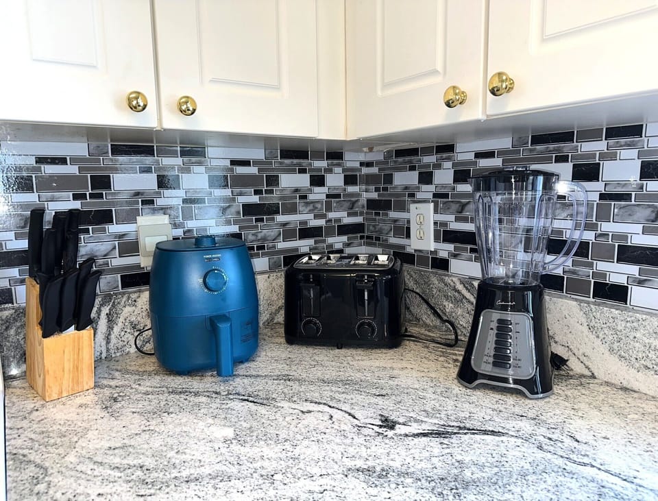 Full cutlery set, air fryer, toaster and blender included!