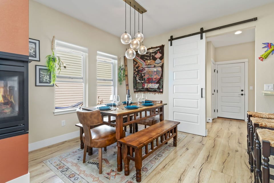 Dining Area | Seating for 8!