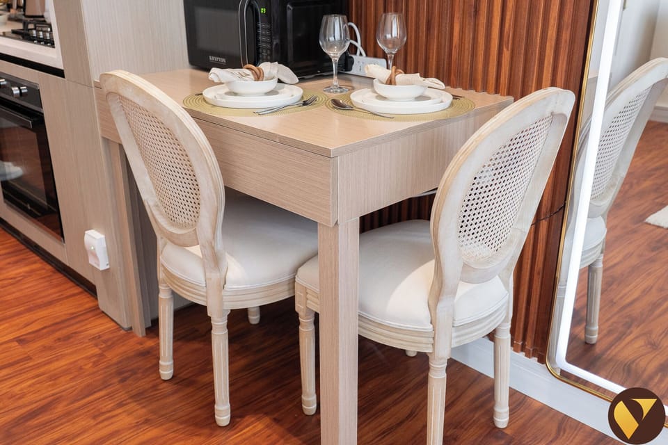 Luxury Studio, Balcony, City View | In-room dining