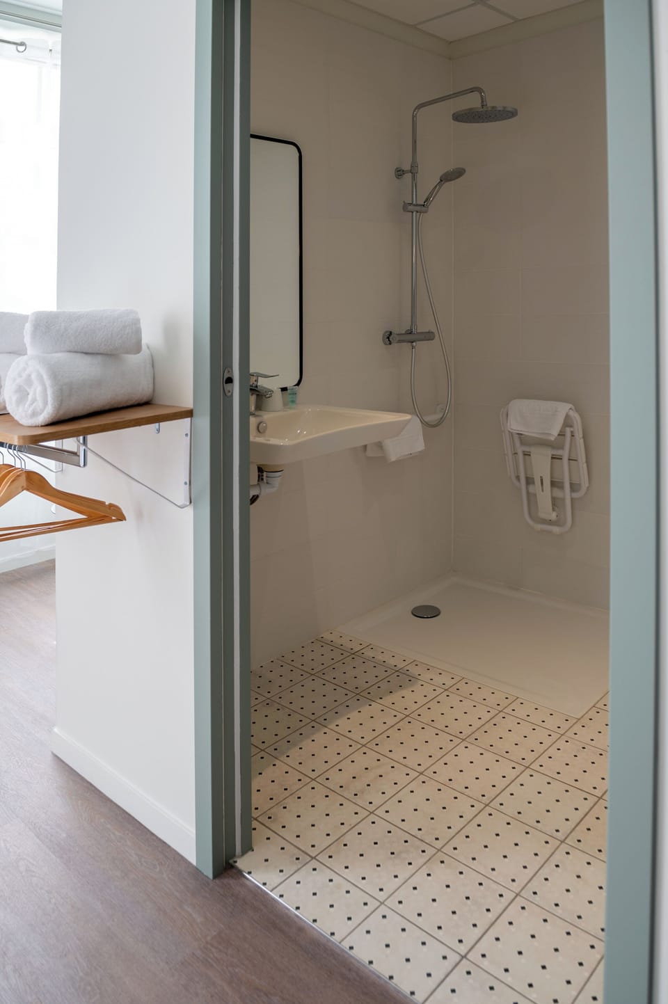 Deluxe Double Room, Mobility Accessible | Bathroom | Hair dryer, towels