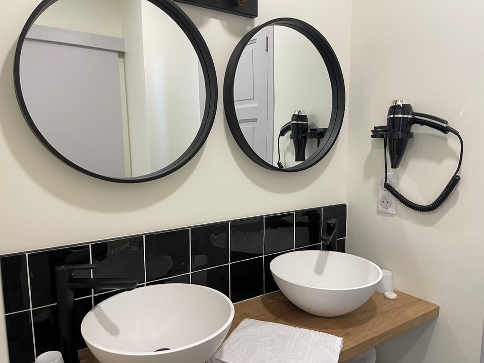 Family Quadruple Room | Bathroom | Hair dryer, towels