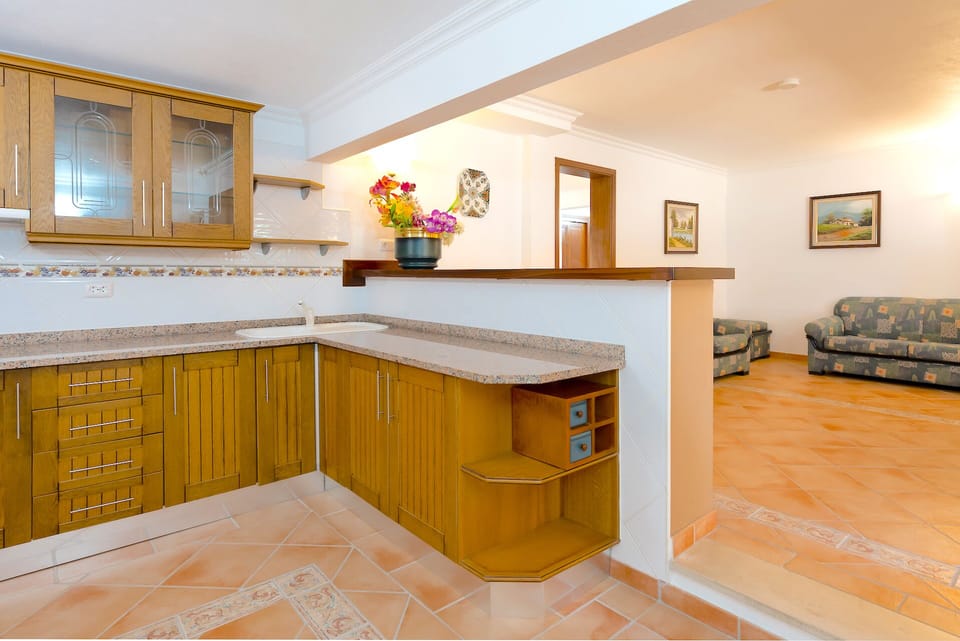 Coffee/tea maker, electric kettle, highchair