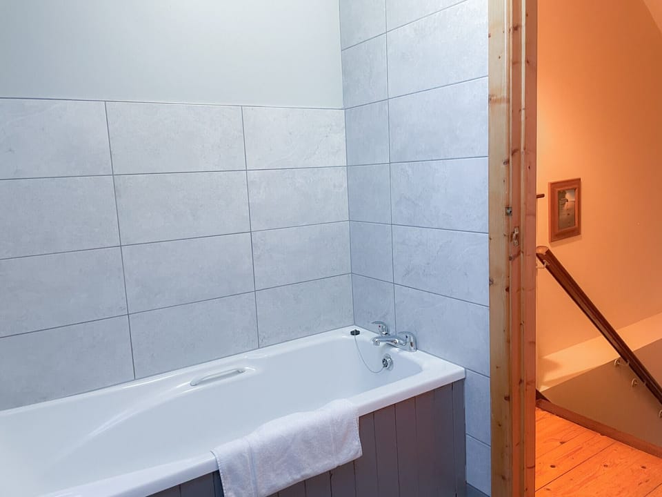 Tuskar Holiday Cottage, Mill Road Farm. Bathroom with bath.