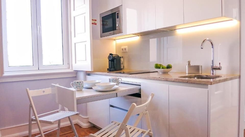 Superior Apartment, River View, Garden Area | Private kitchen | Highchair