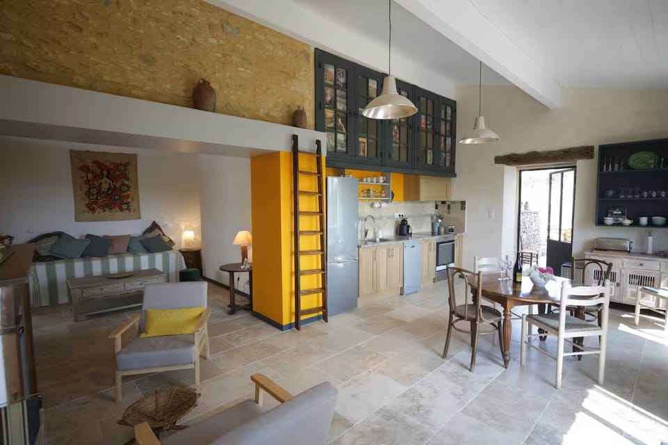 Cuisine équipée lumineuse et Salon TV Petite Maison