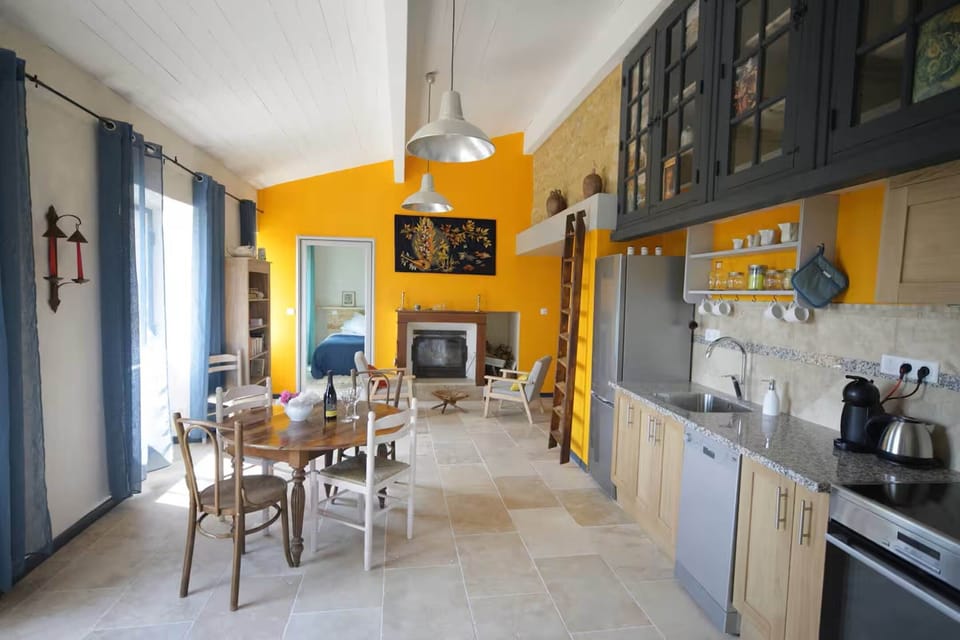 Cuisine équipée lumineuse et Salle à manger Petite Maison