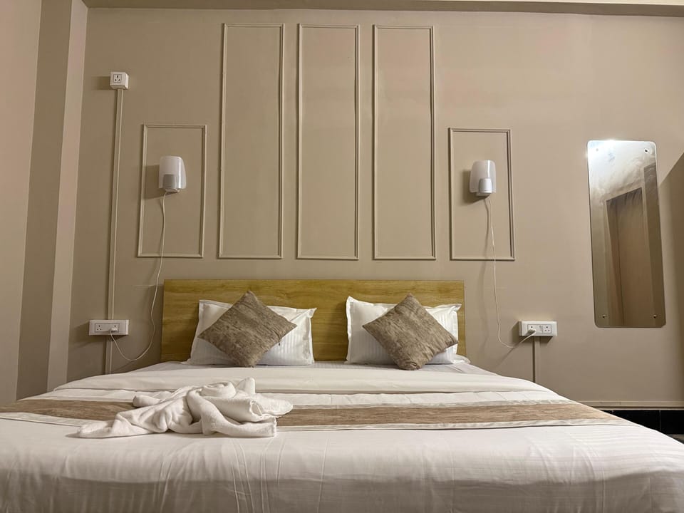 Club Room | Laptop workspace, free WiFi, bed sheets
