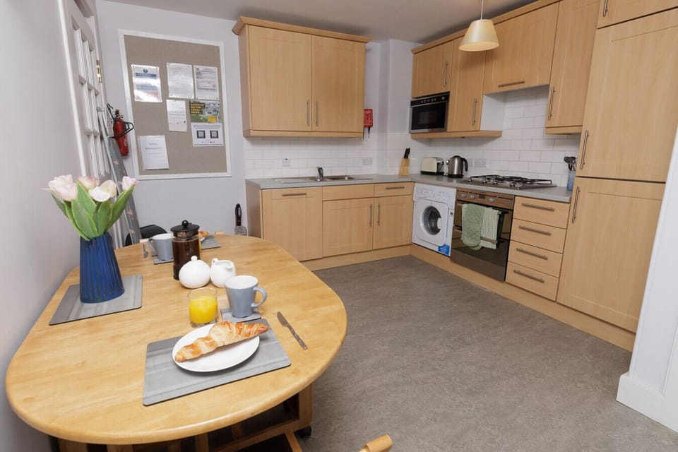 Fully equipped kitchen and dining space