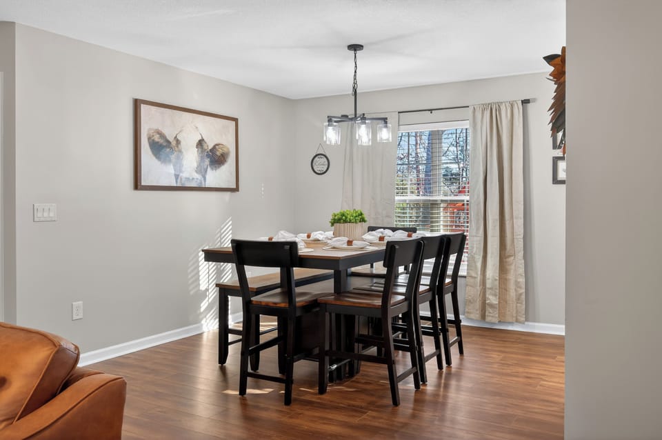 The dining area features a window, filling the space with light and a cheerful atmosphere while you eat together.