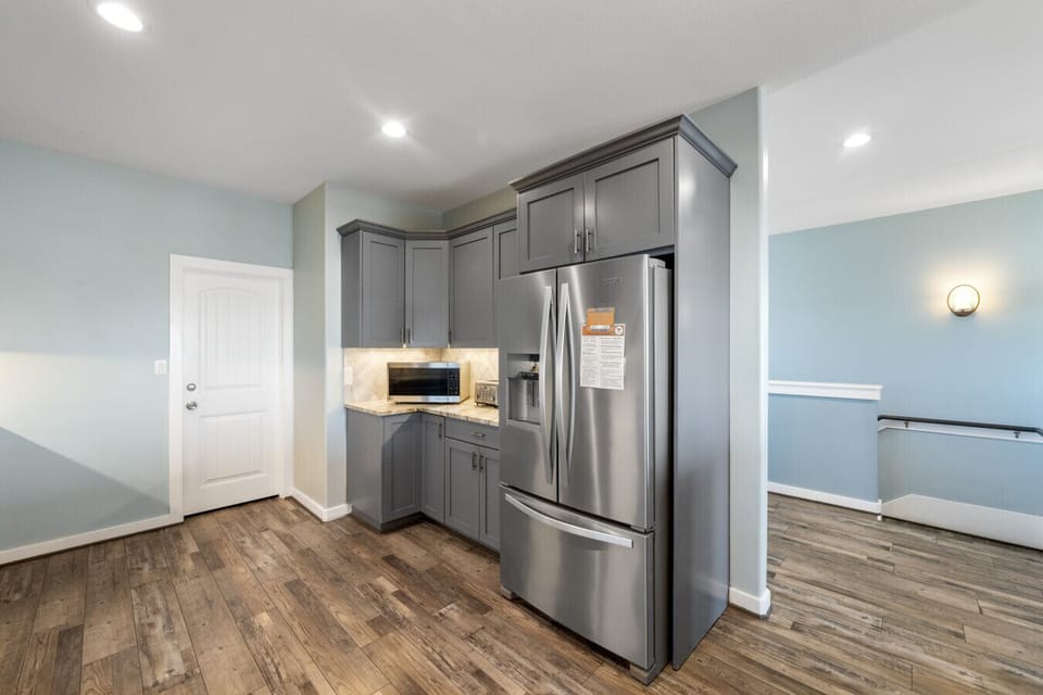 Bright kitchen for beach house snacks 🏖️