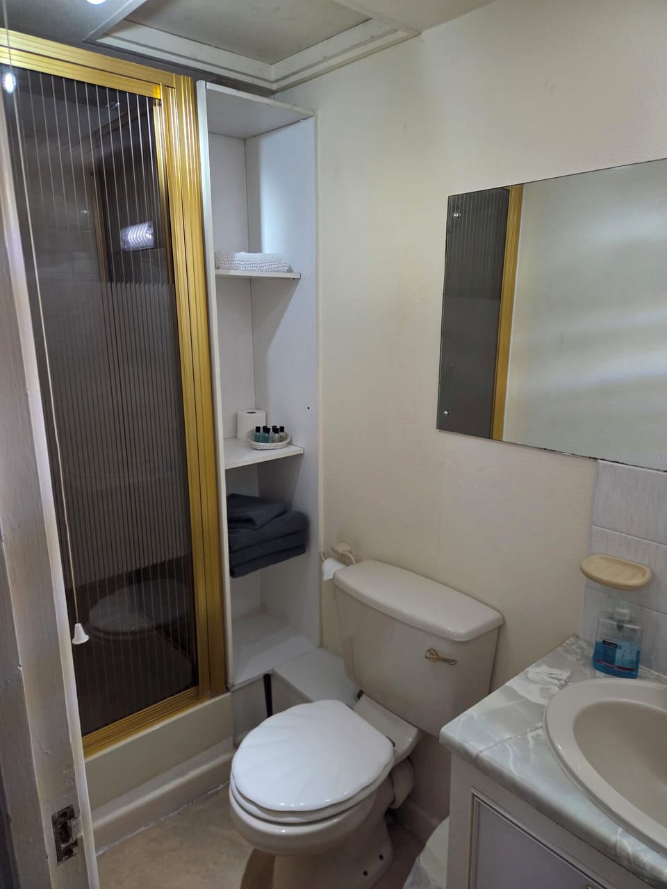 Triple Room, 3 Twin Beds, Non Smoking | Bathroom | Free toiletries, towels, soap, shampoo