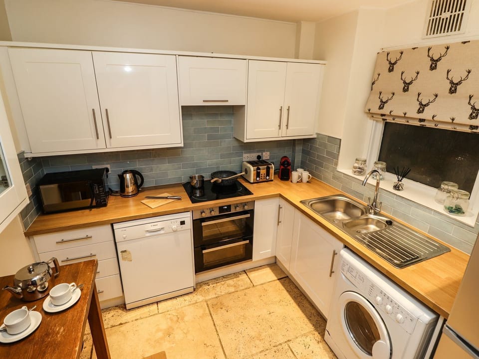 Fridge, microwave, dishwasher, cookware/dishes/utensils