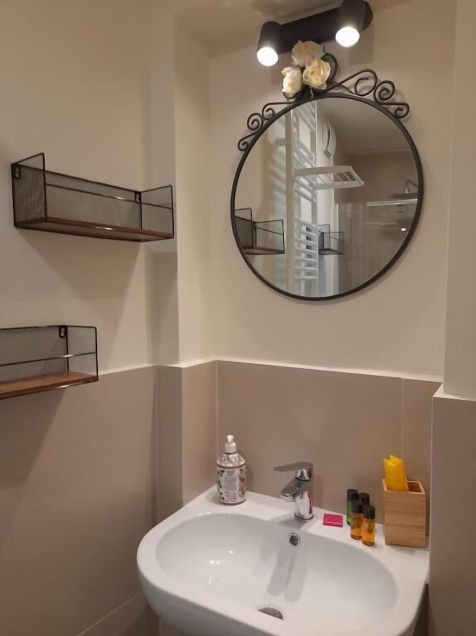 Standard Double or Twin Room | Bathroom | Shower, rainfall showerhead, free toiletries, hair dryer