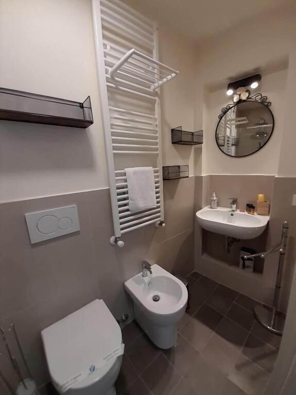 Standard Double or Twin Room | Bathroom | Shower, rainfall showerhead, free toiletries, hair dryer