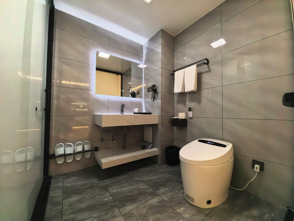 Deluxe Double Room, 1 King Bed, Courtyard View | Bathroom | Free toiletries, hair dryer, towels, soap