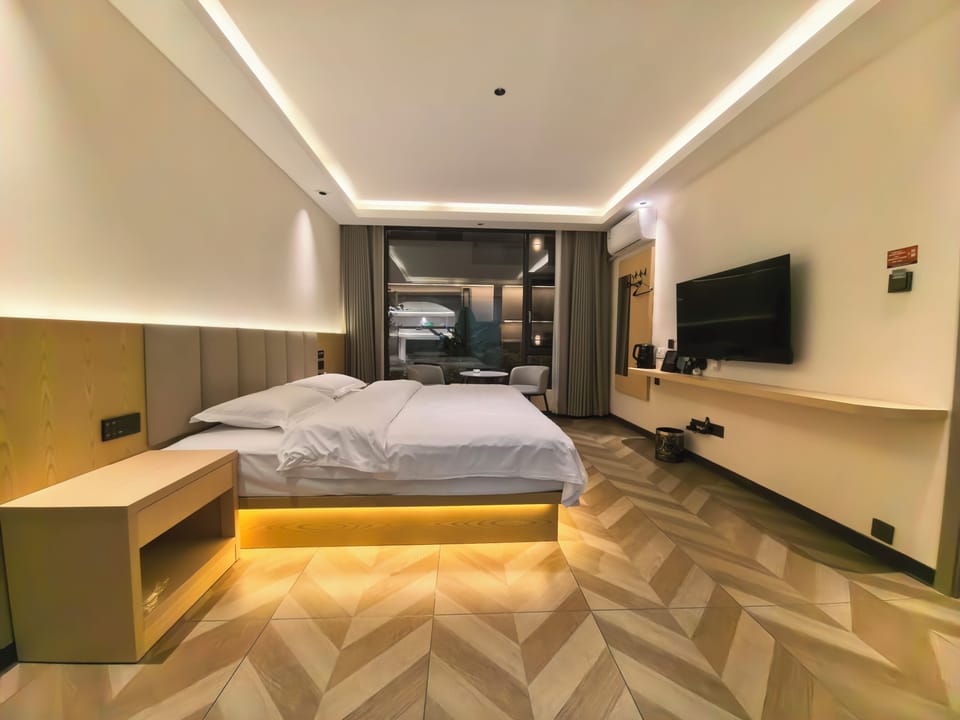 Deluxe Double Room, 1 King Bed, Courtyard View | Desk, laptop workspace, WiFi (free)