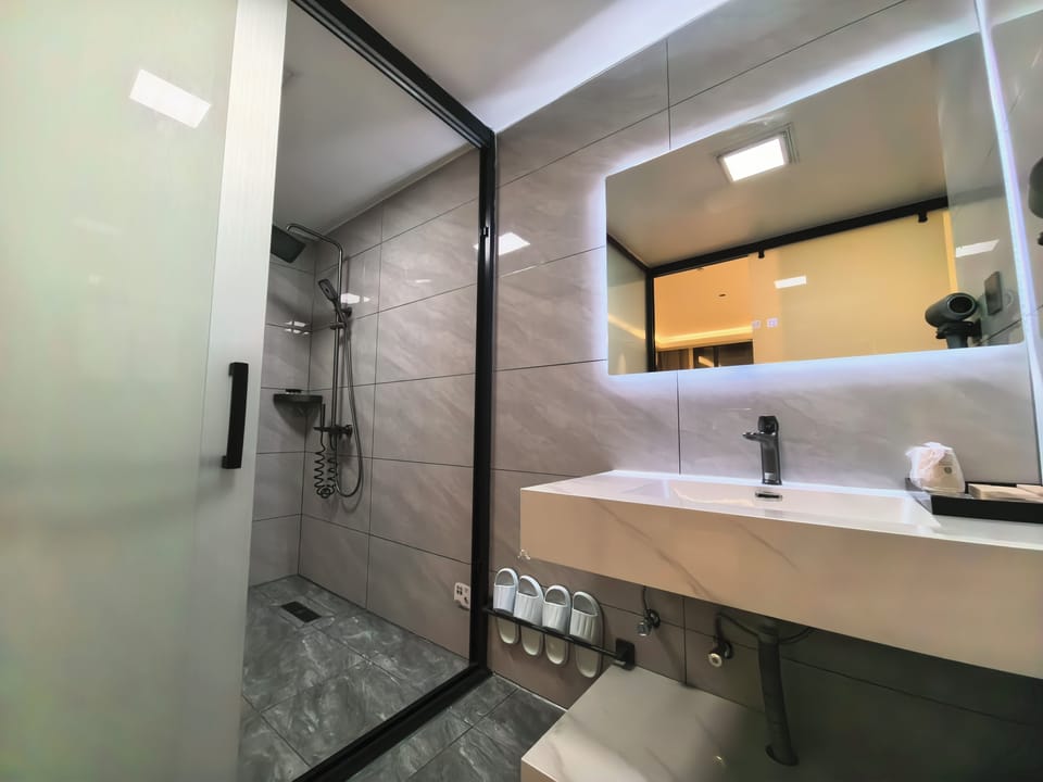 Deluxe Double Room, 1 King Bed, Courtyard View | Bathroom | Free toiletries, hair dryer, towels, soap