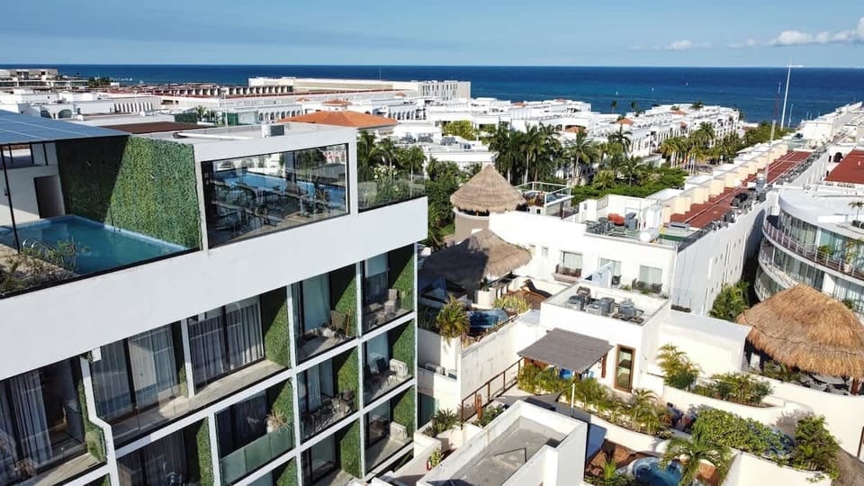 Stunning ocean views from our rooftop pool & gym! Discover paradise.