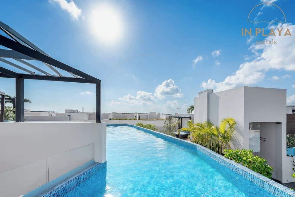 Infinity pool; breathtaking views.