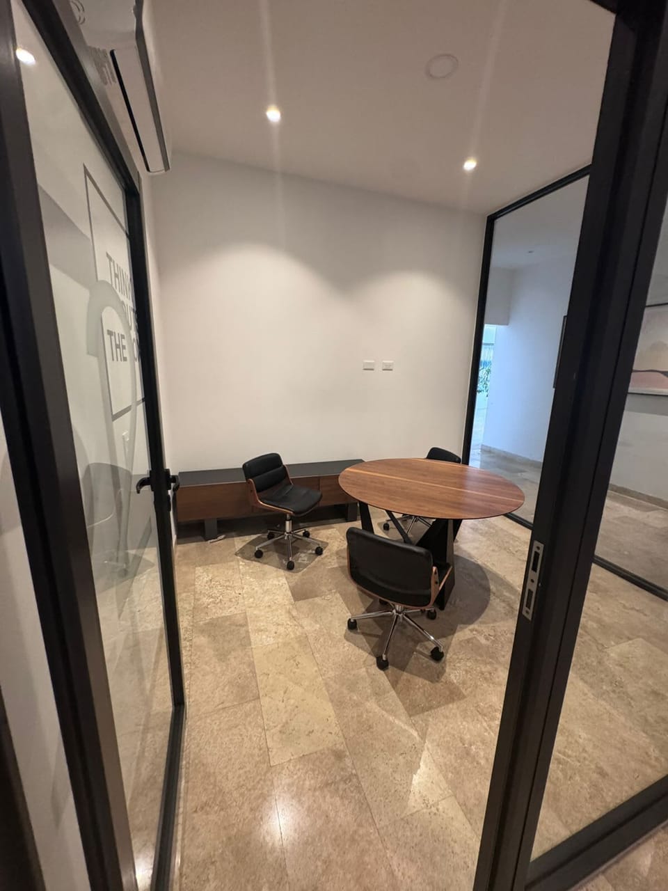 A private space perfect for more intimate meetings, calls, or focus sessions. A tranquil environment that promotes concentration. (located in tower A)