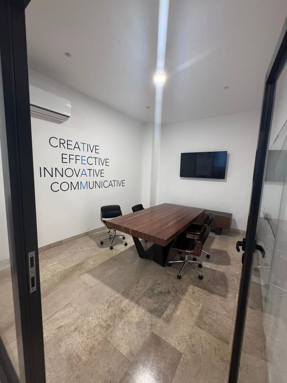 A modern and functional workspace, designed to foster creativity and productivity in a comfortable and well-equipped environment. (located in tower A)