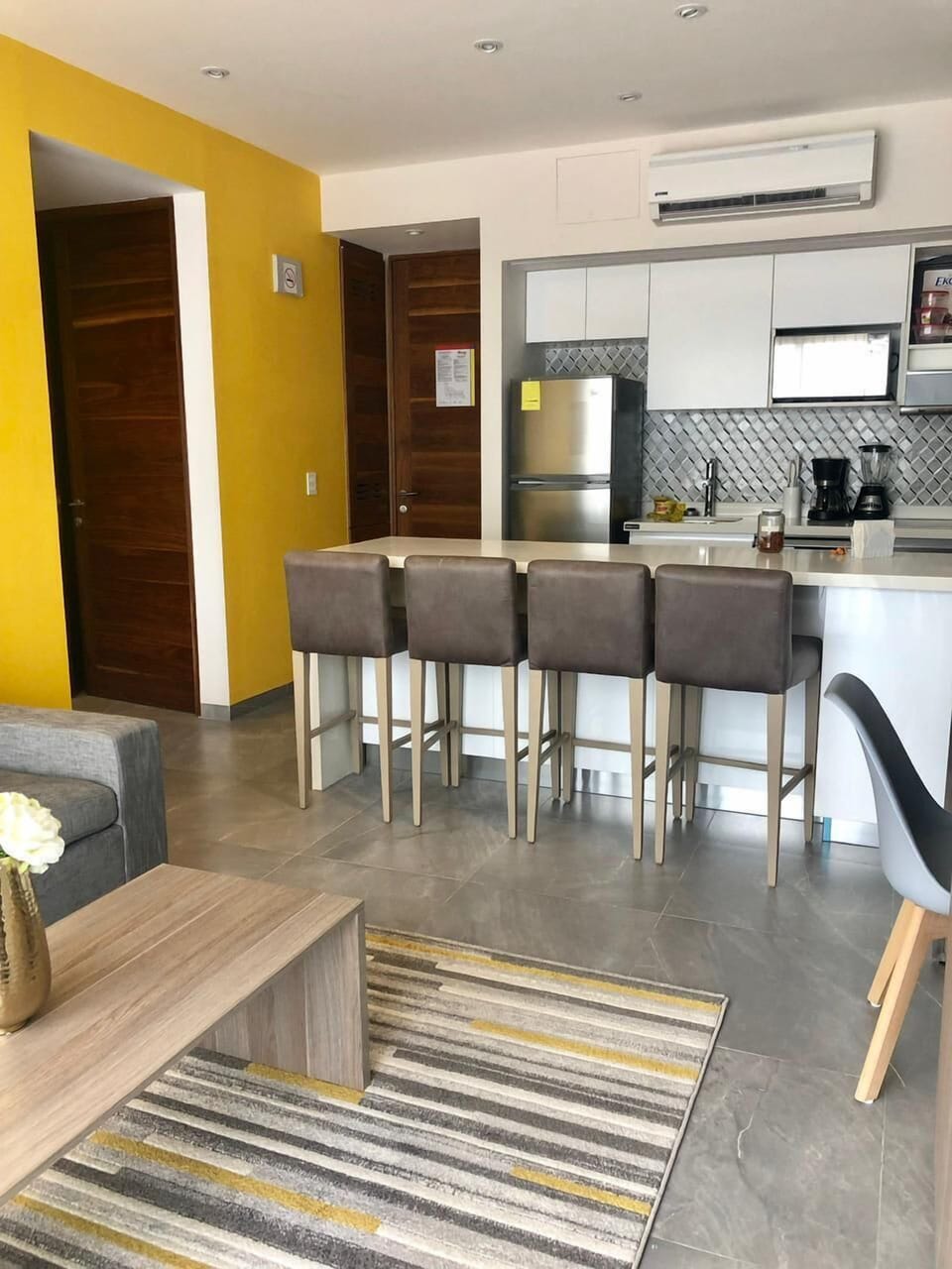 The kitchen has a very spacious dining area so you can enjoy wonderful moments.