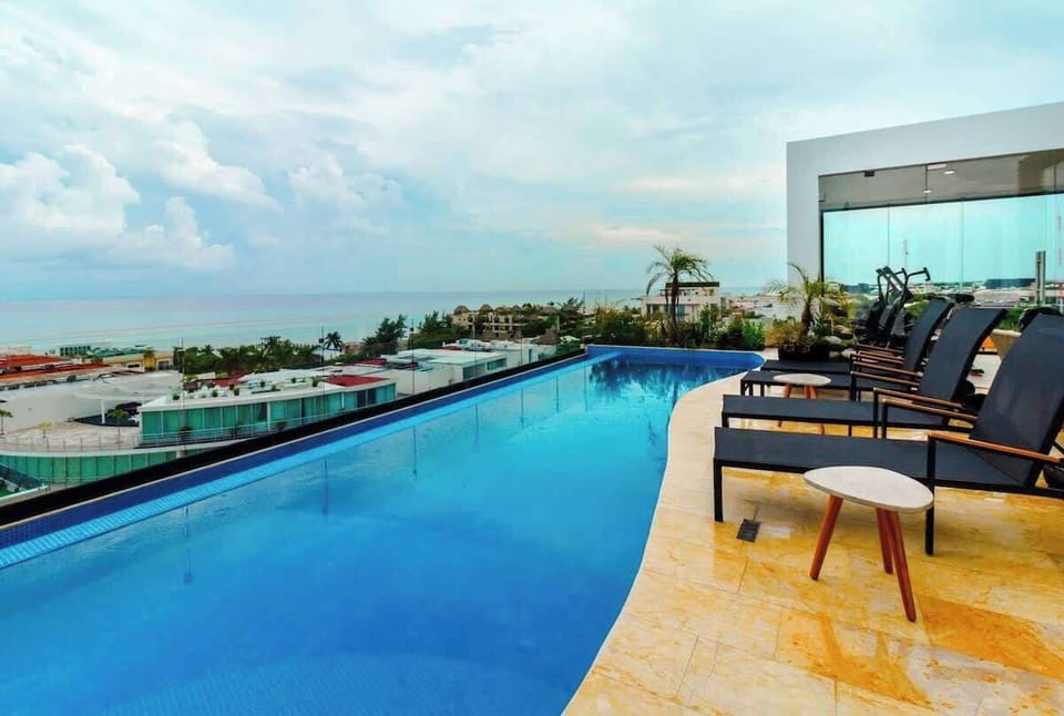 Terrace with lounge chairs and panoramic views of the Caribbean Sea. Ideal for relaxing or taking amazing photos.