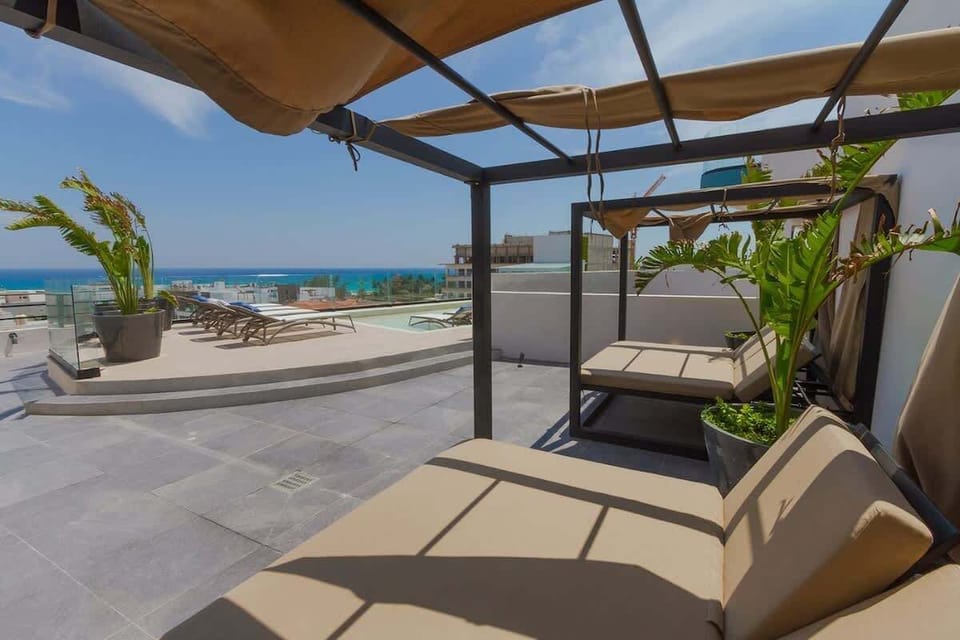 Rooftop con alberca, camastro y vista al oceano / ROOFTOP WITH POOL AND OCEAN VIEW
