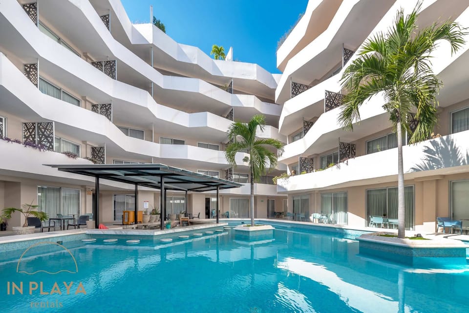 A large pool, a gentle Caribbean breeze and plenty of sunshine – the perfect combination for your vacation