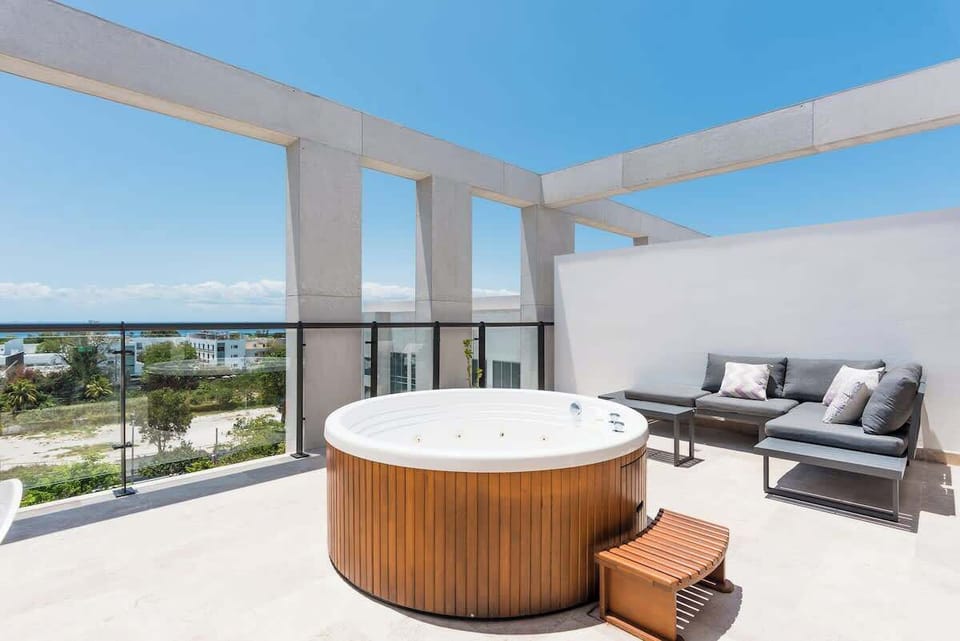 Unwind in your private hot tub, overlooking Playa del Carmen.

The apartment's jacuzzi offers ideal hot water for relaxing, with a maximum temperature of approximately 30°C.
