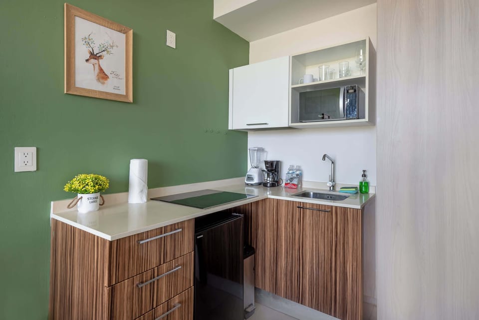 Fully equipped kitchen with refrigerator, microwave, ceramic hob and everything you need.